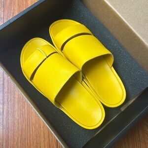 NEW—Vibram  Sandals